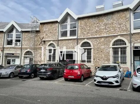 Location Local d'activités 359 m² - Photo 1