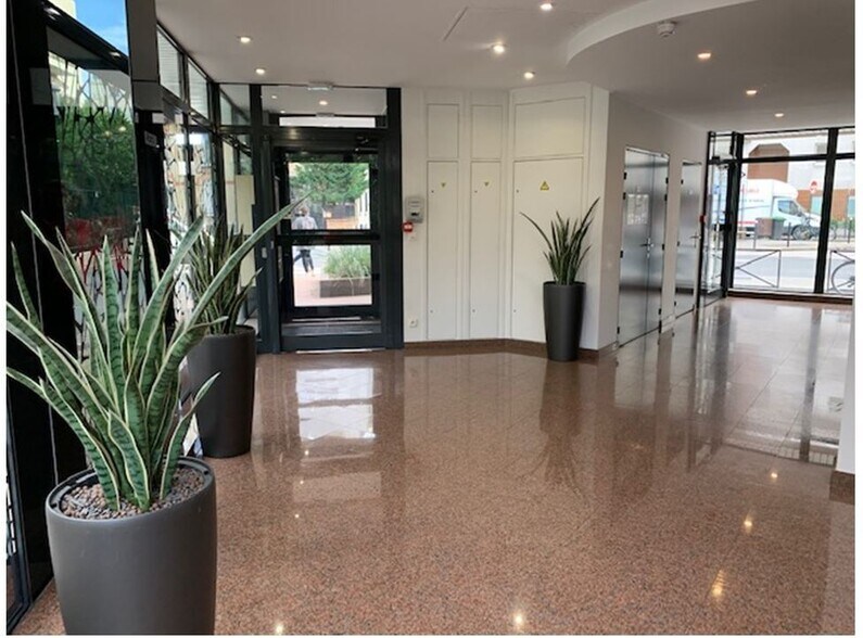 Office in Boulogne-Billancourt to rent - Lobby - Image 1 of 8