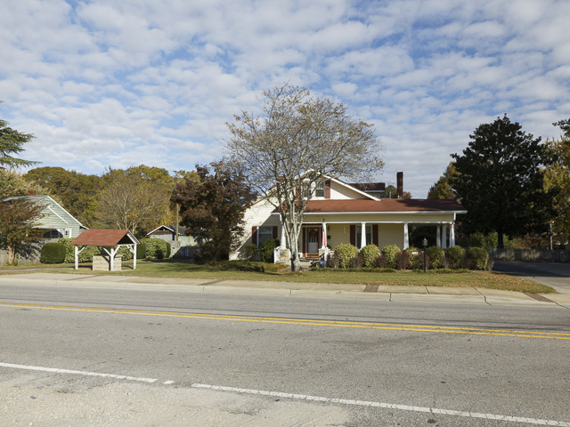 715 Broad St, Fuquay Varina, NC for sale - Building Photo - Image 2 of 8