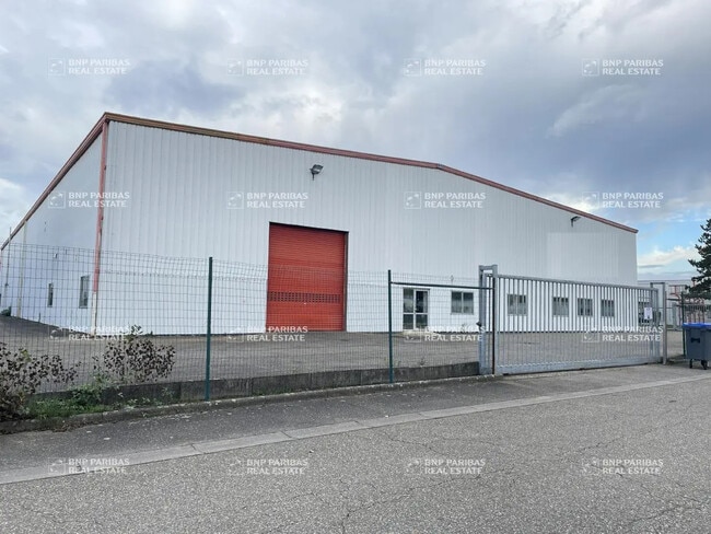 Location Local d'activités 2 138 m²