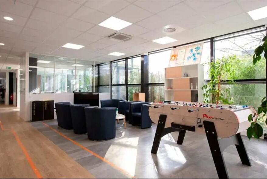 Light Industrial in Palaiseau to rent - Lobby - Image 3 of 10