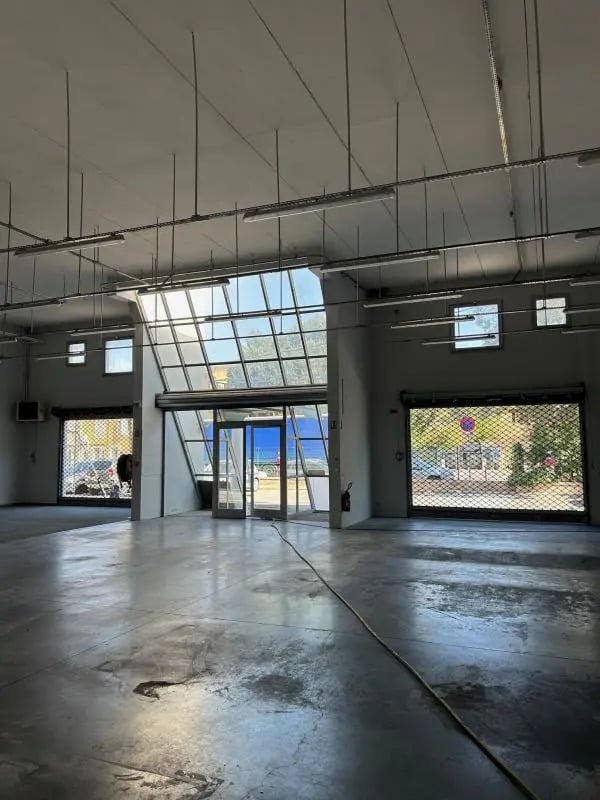 Location Commerce 442 m² - Photo 1