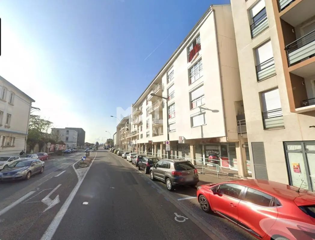 Avenue Jean Jaurès, Décines-Charpieu to rent Building Photo- Image 1 of 2