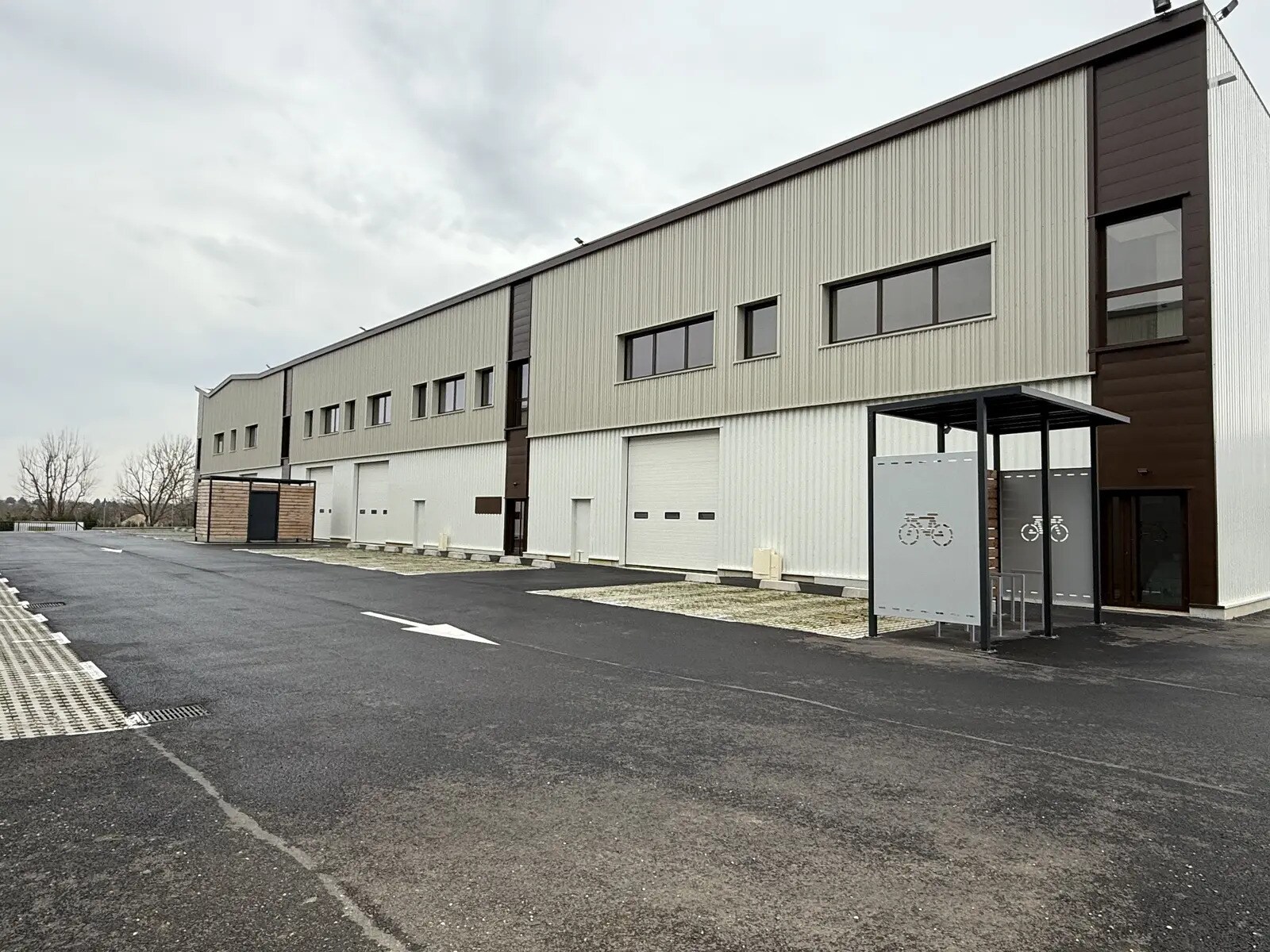 Light Industrial in Osny to rent Building Photo- Image 1 of 4