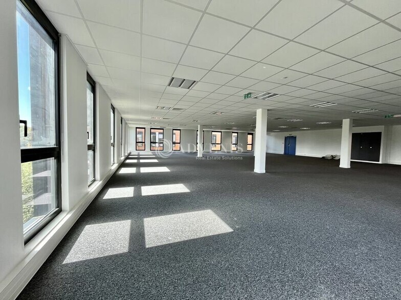 Office in Lieusaint to rent - Interior Photo - Image 1 of 8
