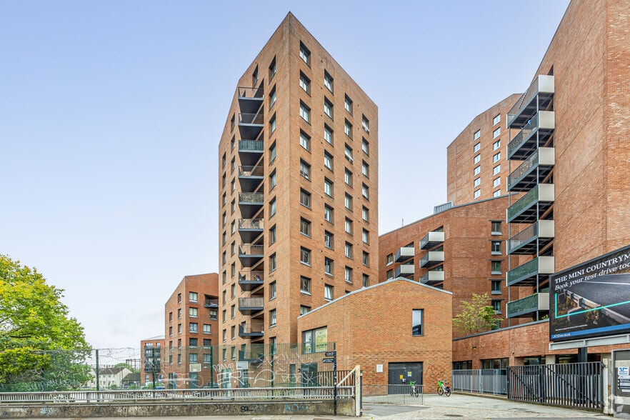 18 Gillender St, London for sale - Building Photo - Image 2 of 4