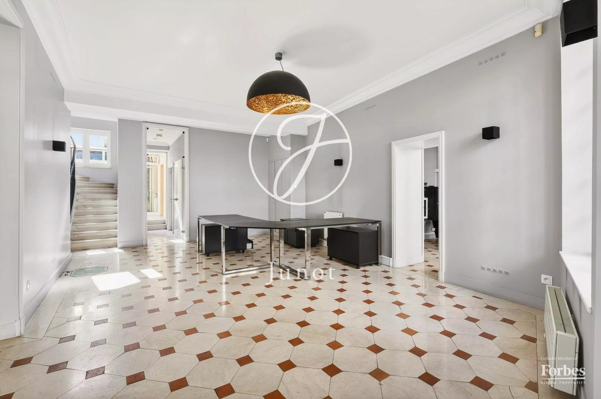 Office in Versailles for sale Building Photo- Image 1 of 17