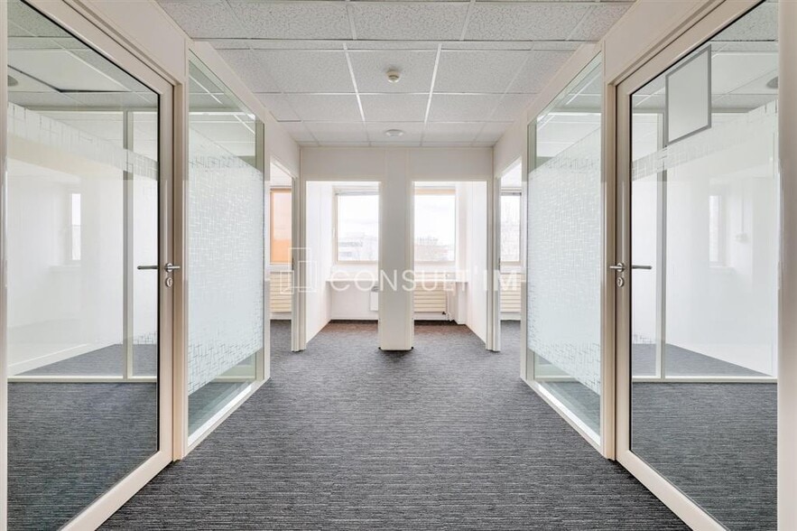 Office in Malakoff to rent - Interior Photo - Image 1 of 8