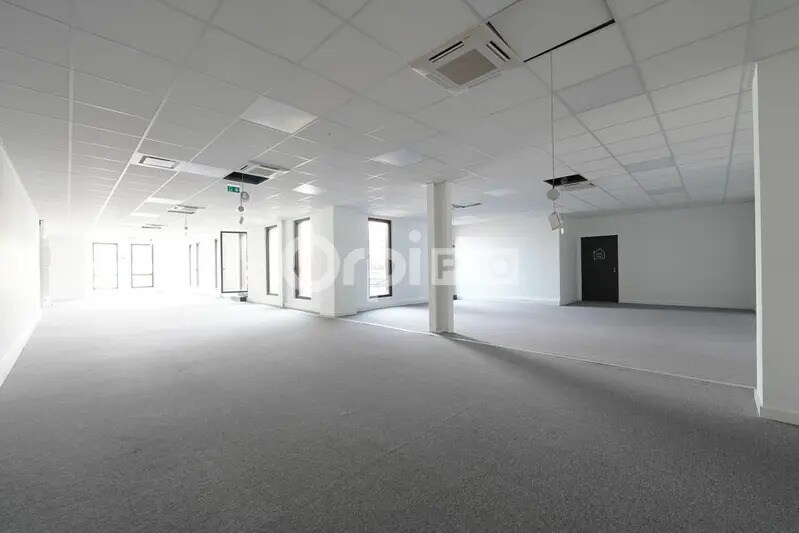 1 Chemin Du Plateau, Dardilly to rent - Building Photo - Image 3 of 12