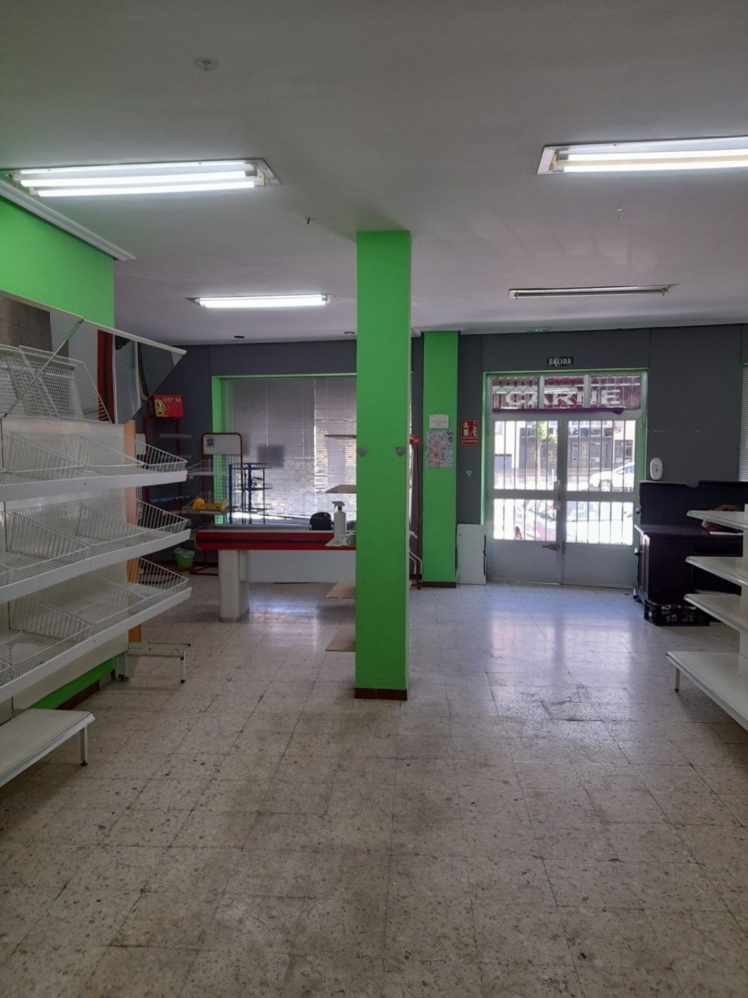 Retail in Cáceres, Cáceres for sale Interior Photo- Image 1 of 15