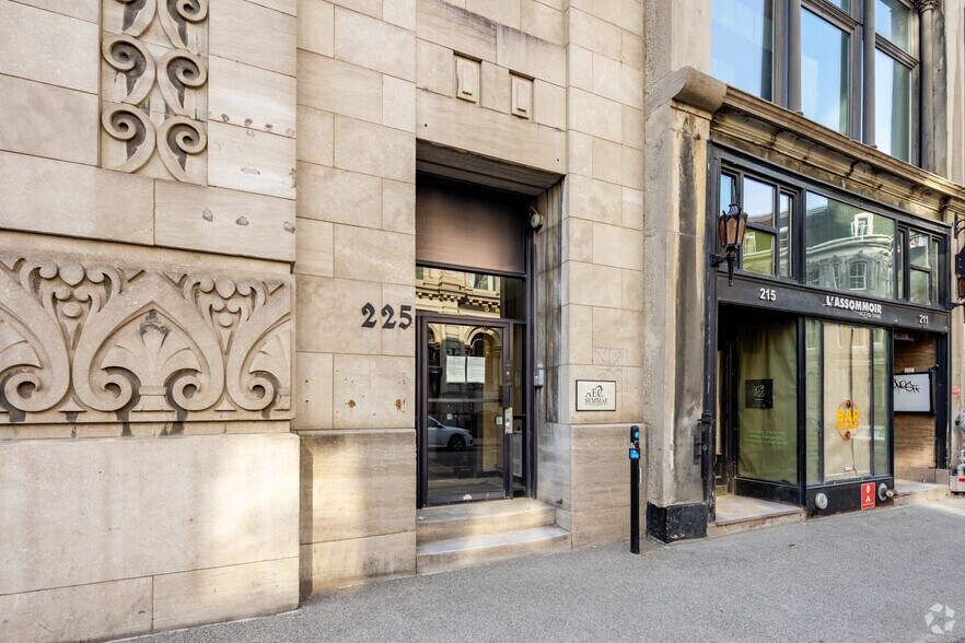 221-229 Rue Notre-Dame O, Montréal, QC to rent - Building Photo - Image 3 of 3