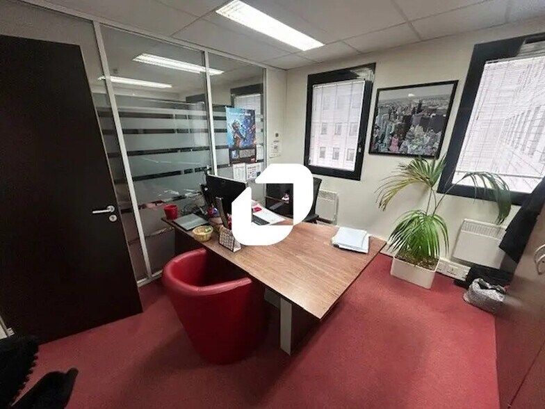 Office in Nanterre to rent - Building Photo - Image 2 of 8