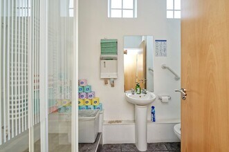 36 Woodstock Grove, London to rent Interior Photo- Image 2 of 9