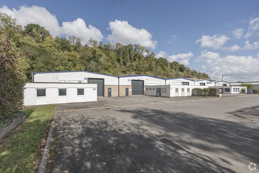 Penarth Rd, Cardiff to rent - Primary Photo - Image 1 of 5