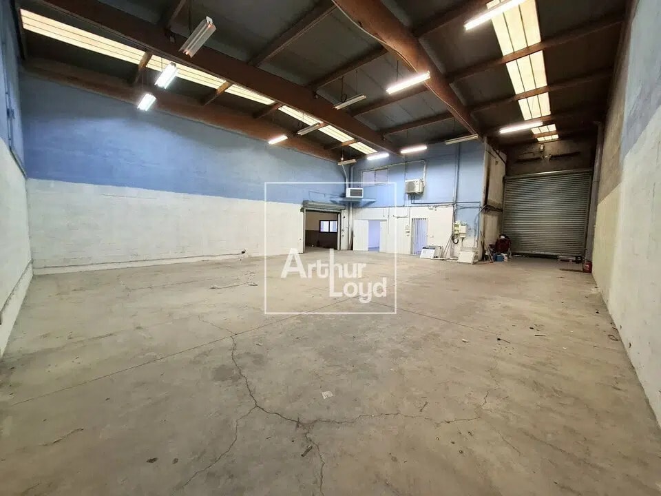 Light Industrial in Émerainville to rent Interior Photo- Image 1 of 12