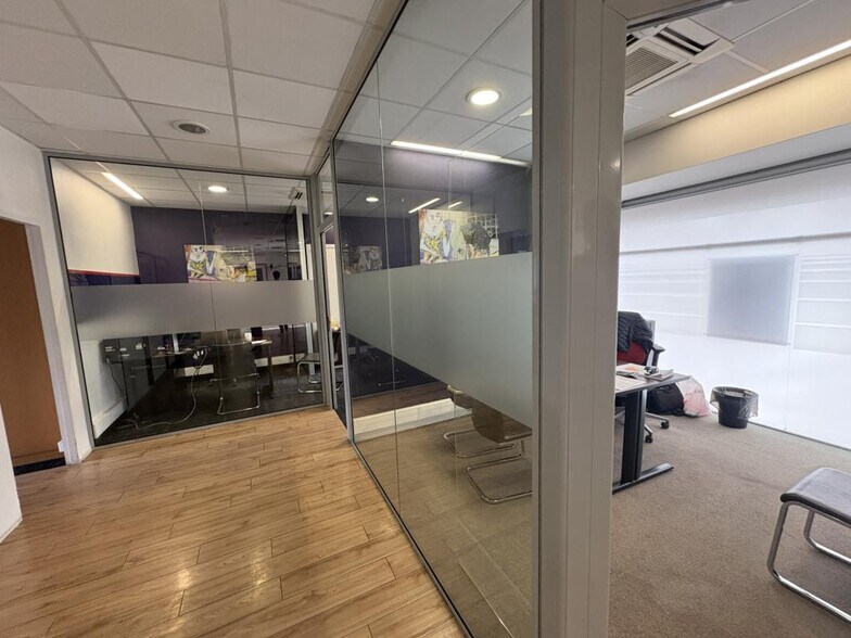 Retail in Marseille to rent - Interior Photo - Image 2 of 8