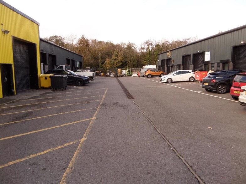 6 Millers Av, Bridgend to rent - Building Photo - Image 2 of 4