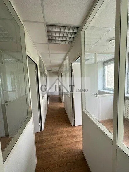 Office in Montreuil to rent - Interior Photo - Image 3 of 12