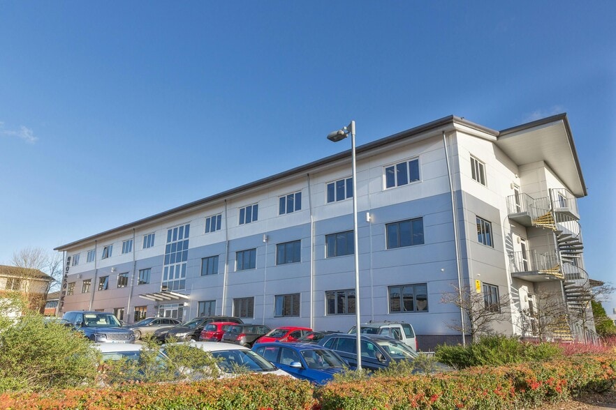 Plato Clos, Warwick to rent - Building Photo - Image 2 of 12
