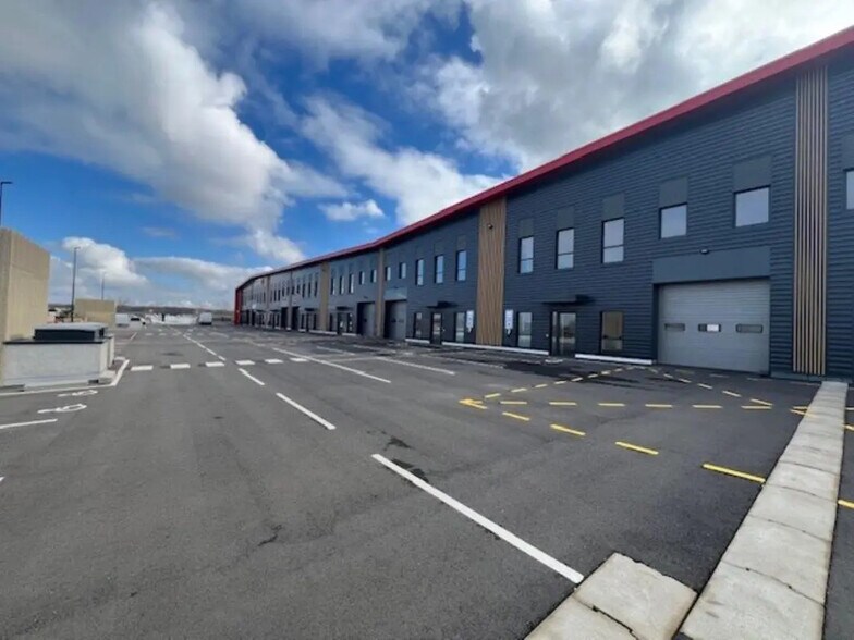 Light Industrial in Élancourt to rent - Building Photo - Image 1 of 13