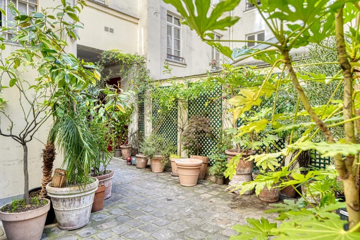 Retail in Paris for sale Building Photo- Image 1 of 15