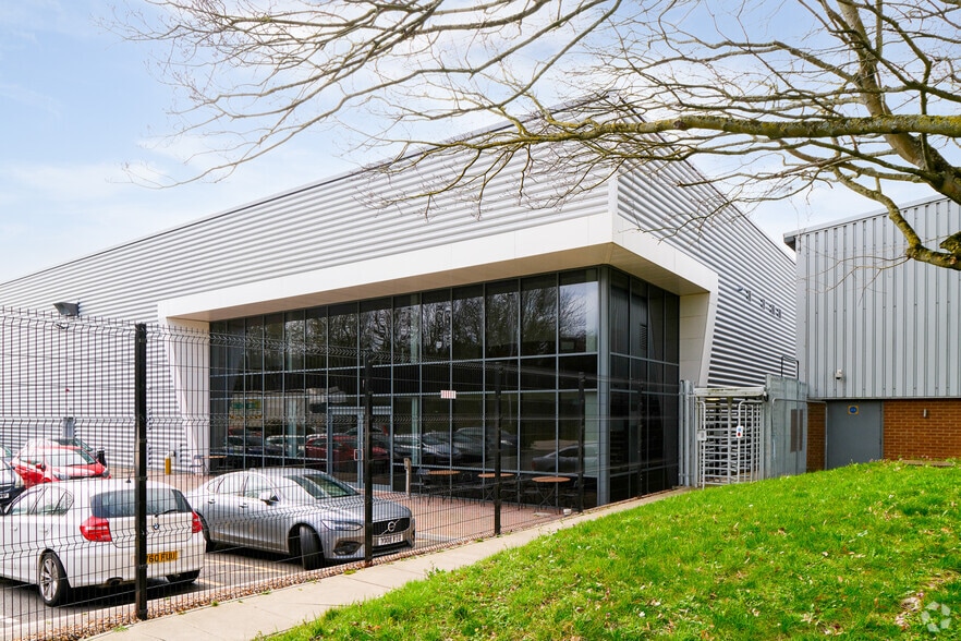 Spitfire Way, Hounslow to rent - Building Photo - Image 2 of 3