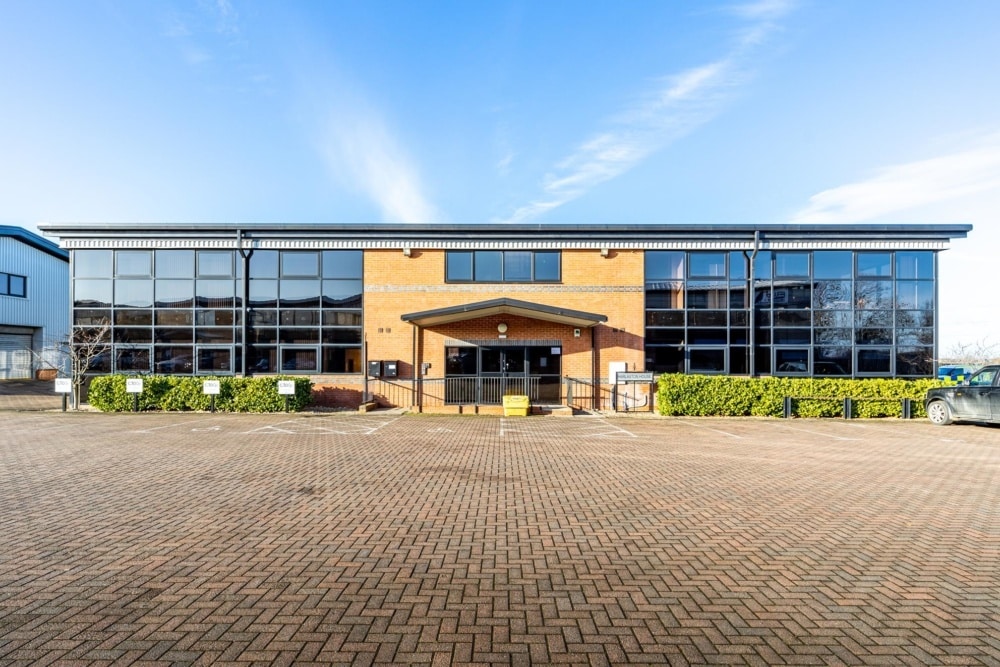 Great North Rd, Long Bennington to rent Building Photo- Image 1 of 10