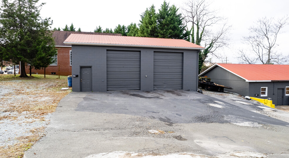 223-225 N Lamar St, Roxboro, NC for rent - Building Photo - Image 1 of 7