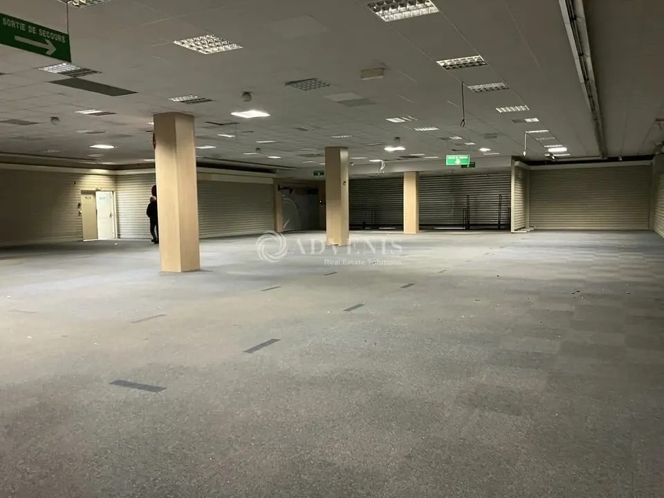 Location Commerce 618 m² - Photo 1
