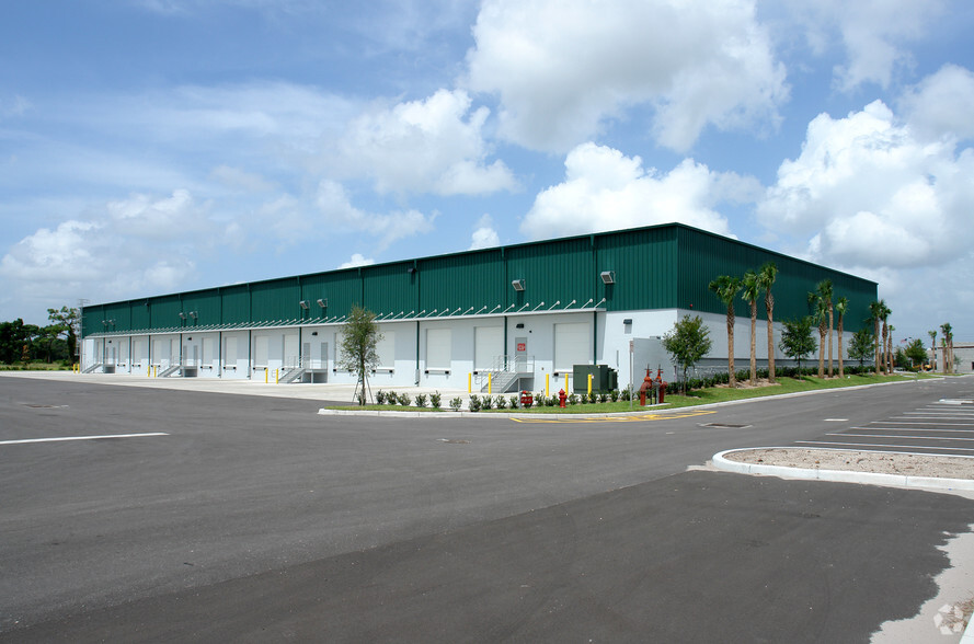 1750-1764 Business Center Ln, Kissimmee, FL for sale - Primary Photo - Image 1 of 1