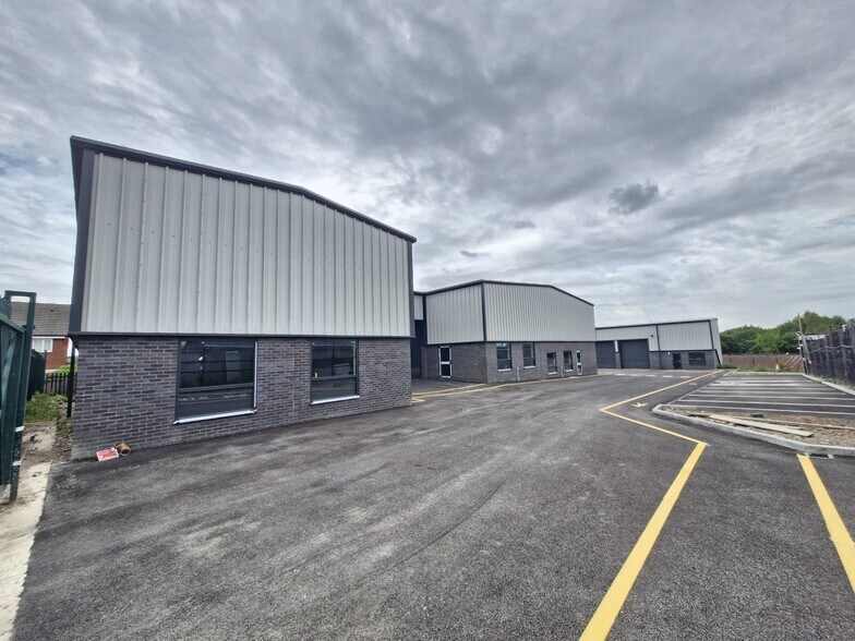 Hyde Park, Doncaster to rent - Building Photo - Image 3 of 8