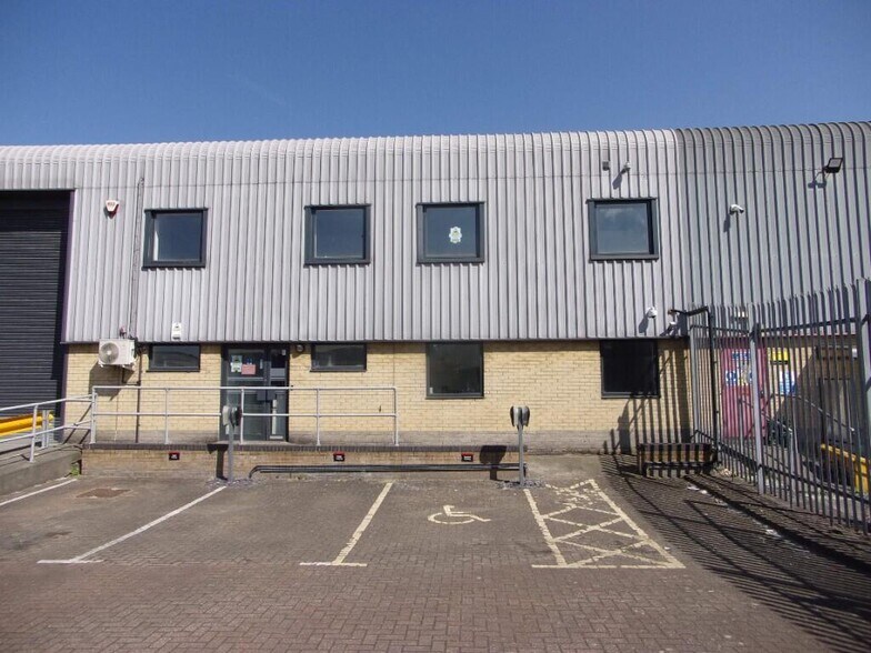 Oliver Close, Grays to rent - Building Photo - Image 3 of 3