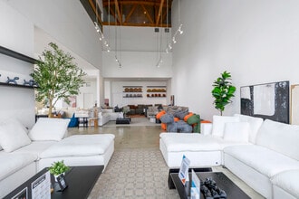 8250-8256 Melrose Ave, Los Angeles, CA to rent Building Photo- Image 1 of 8