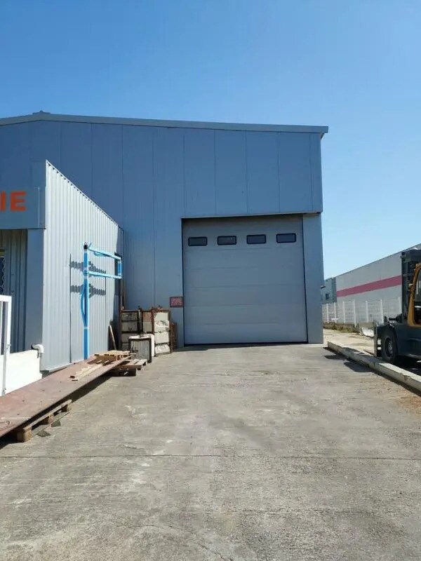 Location Entrepôt 690 m² - Photo 1