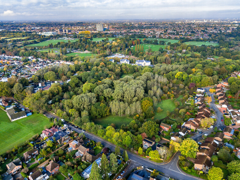 1 Grafton Rd, Worcester Park for sale - Primary Photo - Image 1 of 6