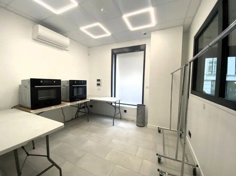 Office in Paris for sale - Interior Photo - Image 2 of 9