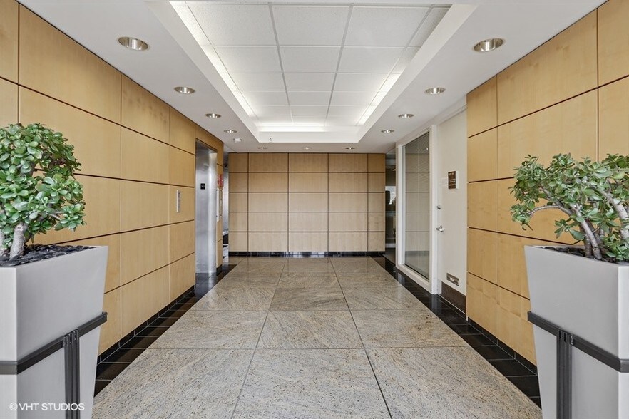 7101 N Cicero Ave, Lincolnwood, IL for rent - Lobby - Image 2 of 5