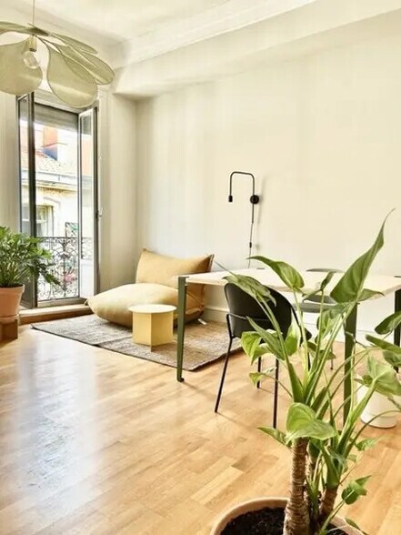 Retail in Montpellier to rent - Interior Photo - Image 2 of 7