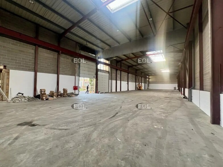 Light Industrial in Le Thillay to rent - Interior Photo - Image 1 of 4