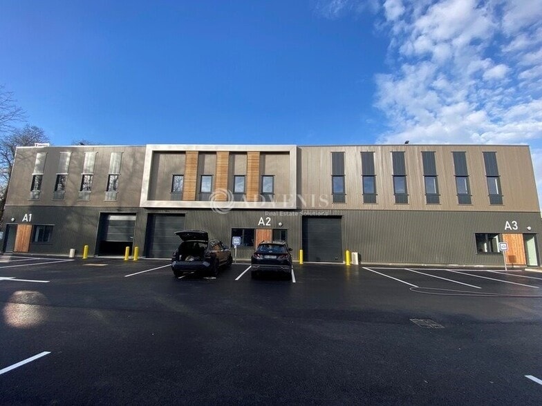 17 Rue Emile Levassor, Les Mureaux to rent - Building Photo - Image 2 of 12