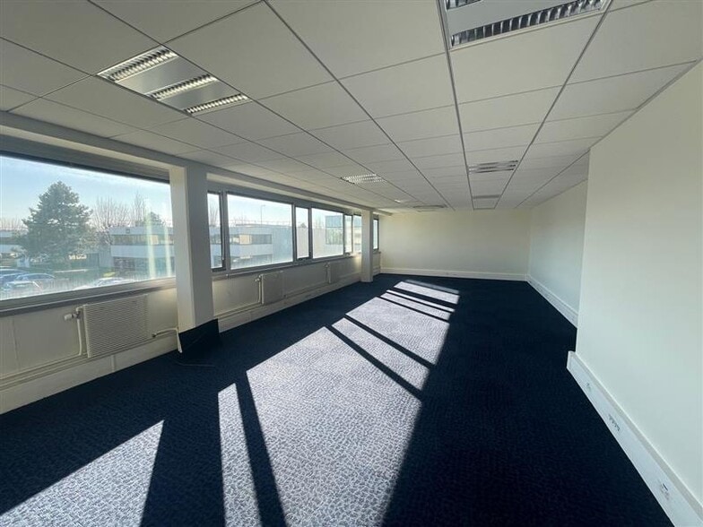 Office in Tremblay-en-France to rent - Interior Photo - Image 3 of 11