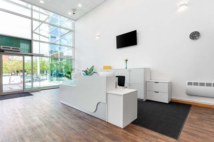 Midsummer Blvd, Milton Keynes to rent - Interior Photo - Image 2 of 10