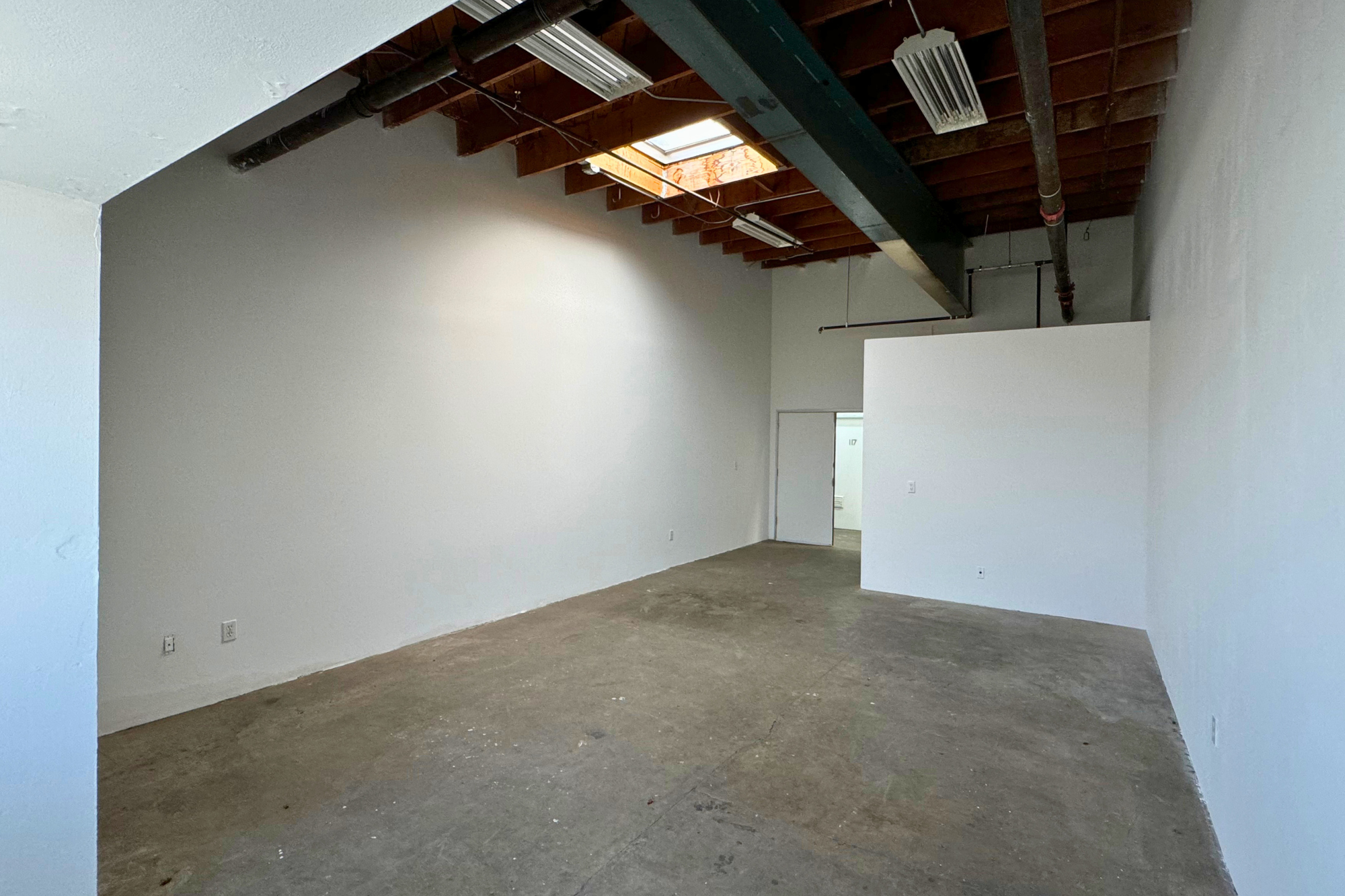 3221 S Hill St, Los Angeles, CA for rent Interior Photo- Image 1 of 3