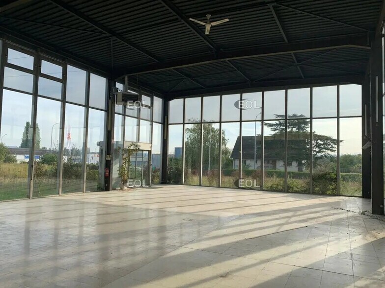 Light Industrial in Meaux to rent - Interior Photo - Image 2 of 8