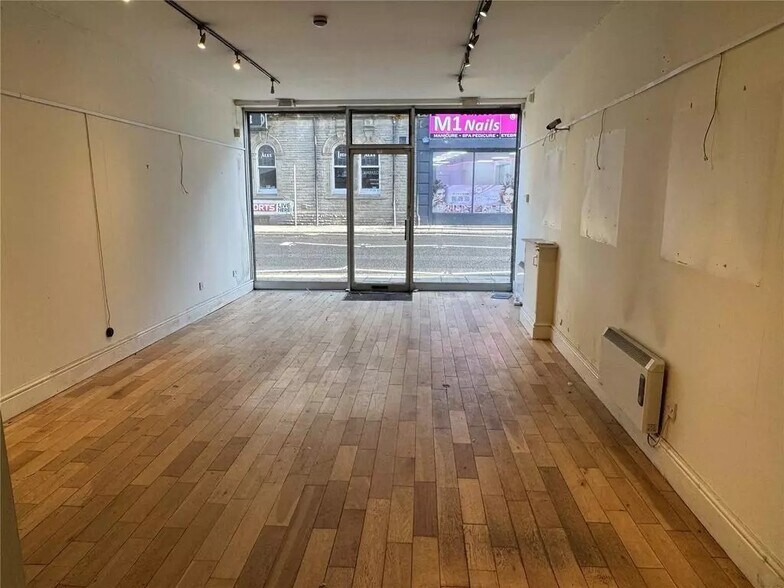 54 Lee Ln, Bolton to rent - Interior Photo - Image 2 of 4