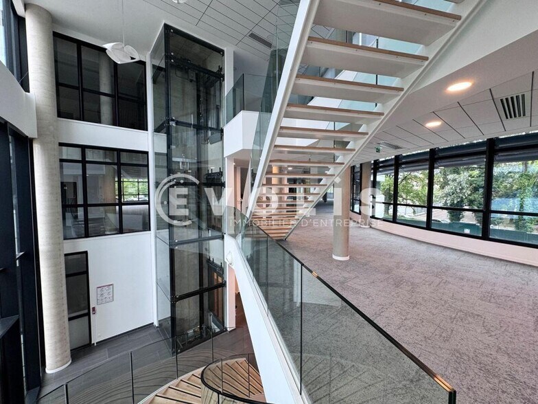 Office in CHAMPAGNE-AU-MONT-D'OR to rent - Interior Photo - Image 3 of 10