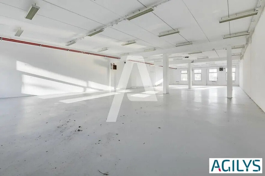 Light Industrial in Les Ulis to rent - Building Photo - Image 2 of 5