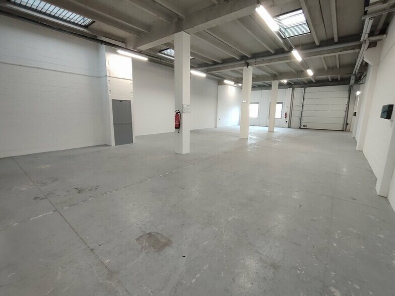 Light Industrial in Saint-Quentin-Fallavier to rent - Interior Photo - Image 2 of 9