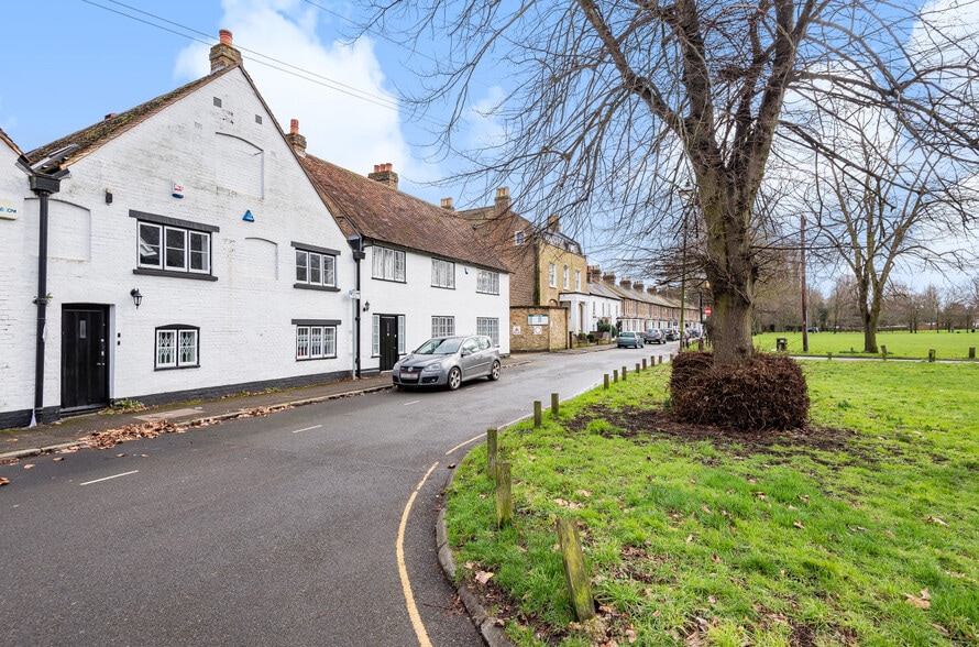 The Green, West Drayton to rent - Building Photo - Image 2 of 14