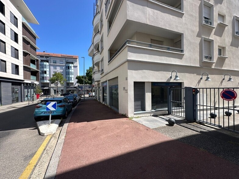 Retail in Bron to rent - Building Photo - Image 1 of 3
